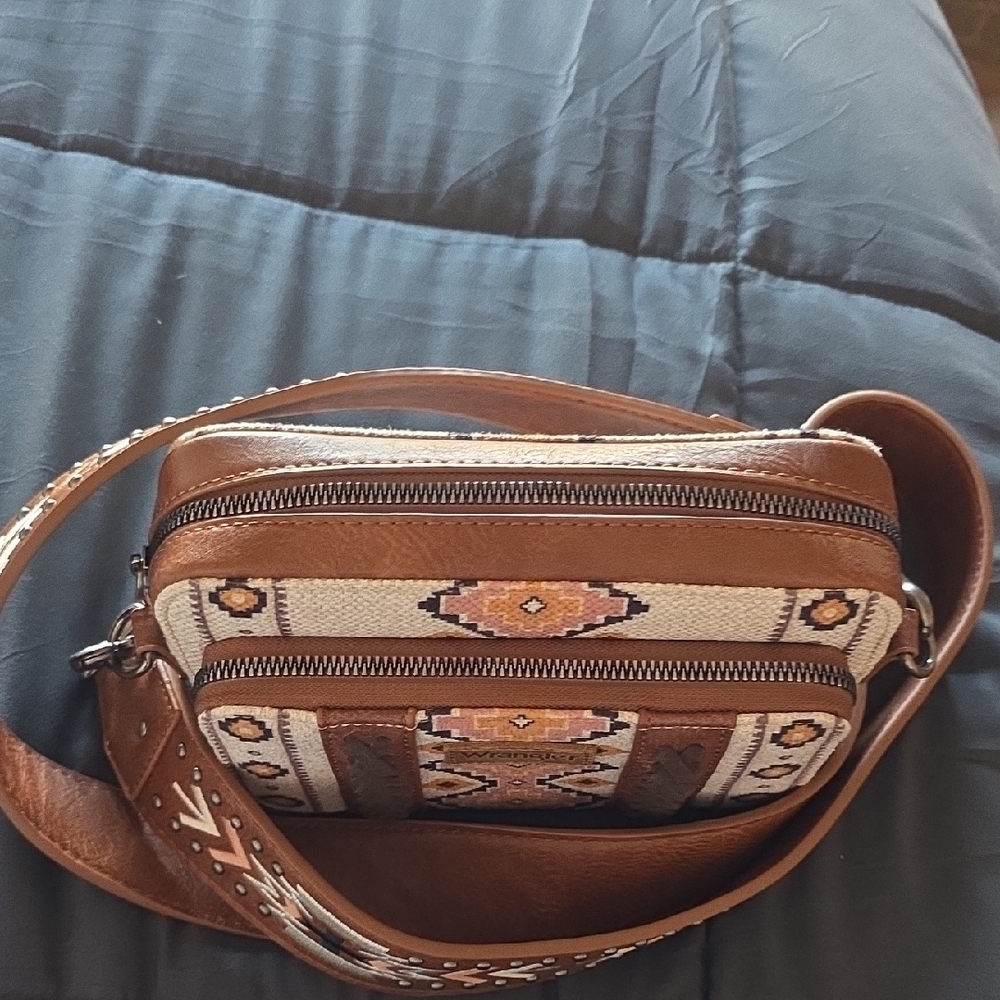 Wrangler Women's Geometric Pattern Crossbody Bag - Picture 3 of 5